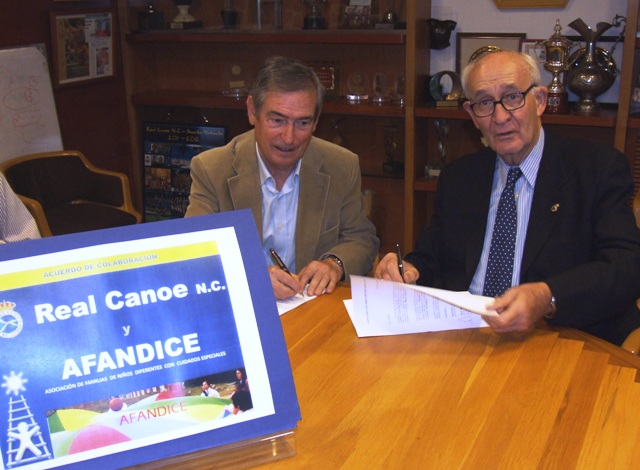 Firma del acuerdo. Izq. D. Ernesto Glez (presidente de AFANDICE). Der. Juan Tamames (presidente del Real Canoe N.C.)